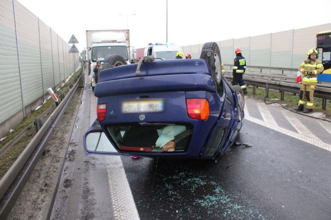 Dachowanie samochodu na drodze krajowej DK73 pod Tarnowem (ZDJĘCIA)