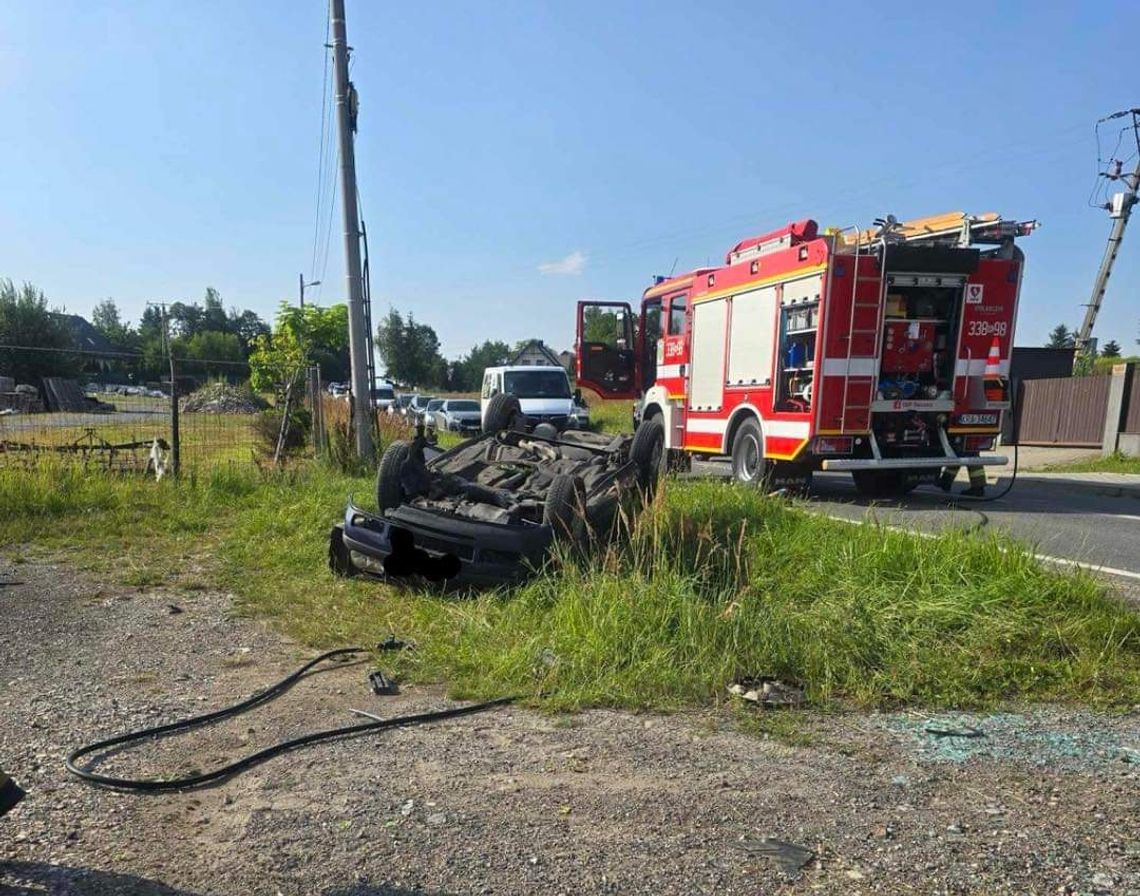 Na zdjęciu miejsce dachowania samochodu osobowego w Brzozówce