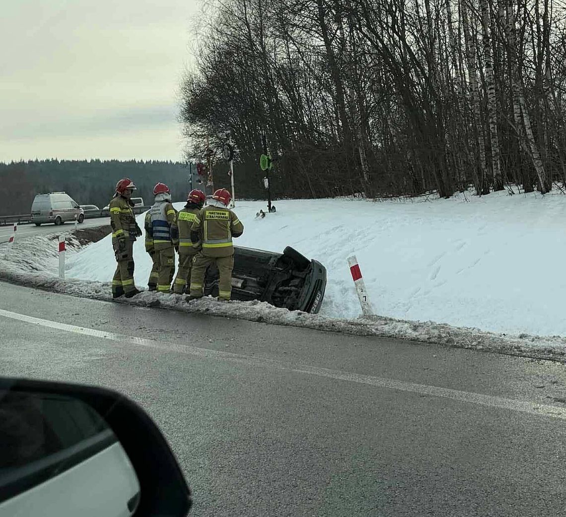 Zakopane, Chabówka, Zakopianka, dk7, dachowanie samochodu osobowego na Zakopiance, na sygnale, wypadek drogowy
