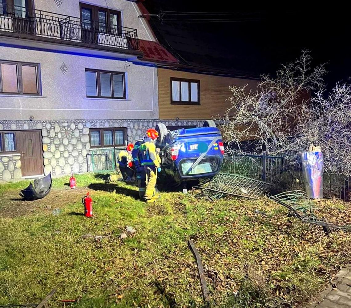 Dachowanie samochodu osobowego na posesji w Białce Tatrzańskiej [FOTO]