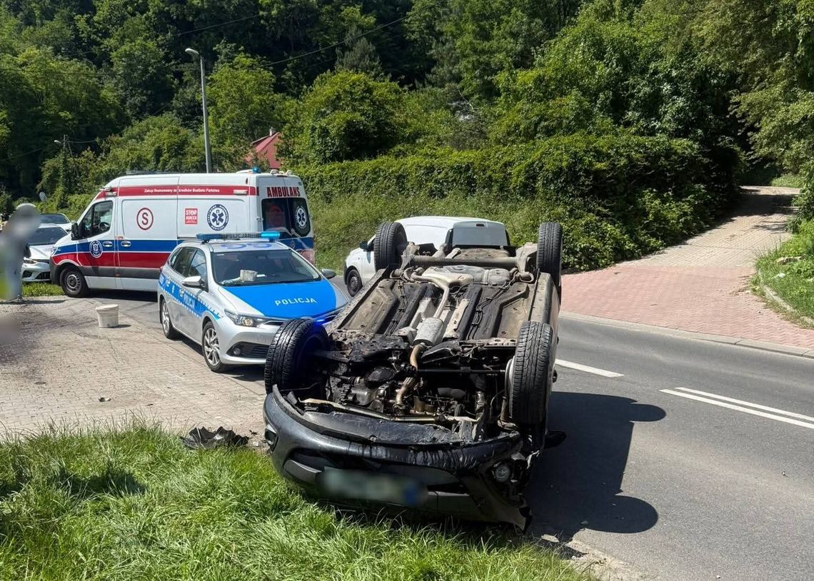 wypadek Księcia Józefa Kraków, wypadek samochodowy Kraków, samochód na dachu Kraków, utrudnienia w ruchu Kraków, wypadek komunikacyjny Kraków