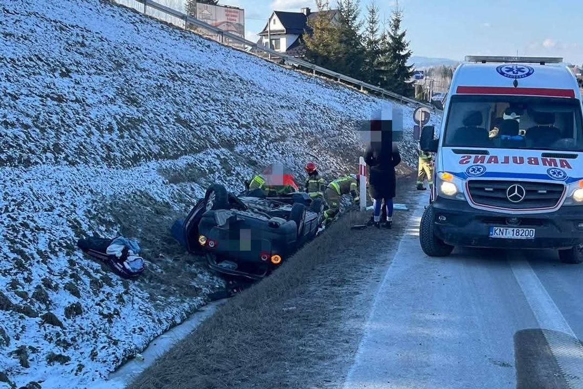 Dachowanie samochodu osobowego na Zakopiance w Chabówce [ZDJĘCIA]