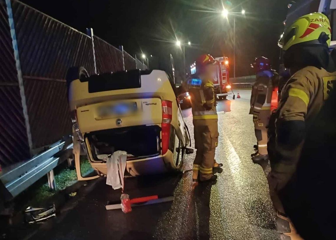 Dachowanie samochodu osobowego w Myślenicach, Myślenice, dachowanie na Zakopiance, wypadek na Zakopiance w Myślenicach, dachowanie samochodu, samochód osobowy