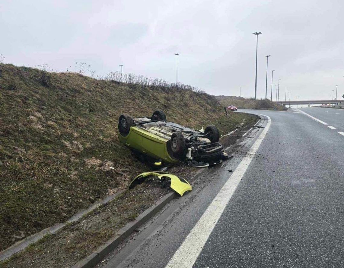 Na zdjęciu samochód osobowy który dachował w przydrożnym rowie na terenie Modlnicy