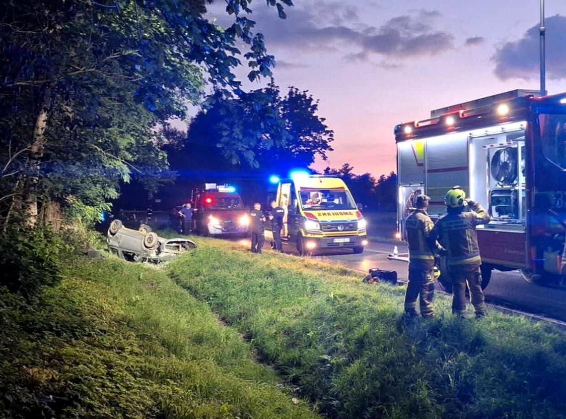 wypadek drogowy, wypadek w miejscowości Czechy, dachowanie Czechy, gmina Słomniki, na sygnale