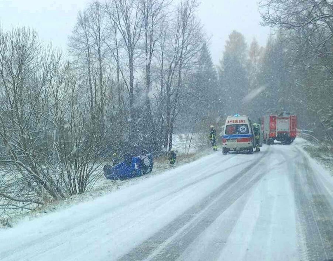 Dachowanie samochodu osobowego w Wysokiej. Zimowe warunki na drogach [FOTO]