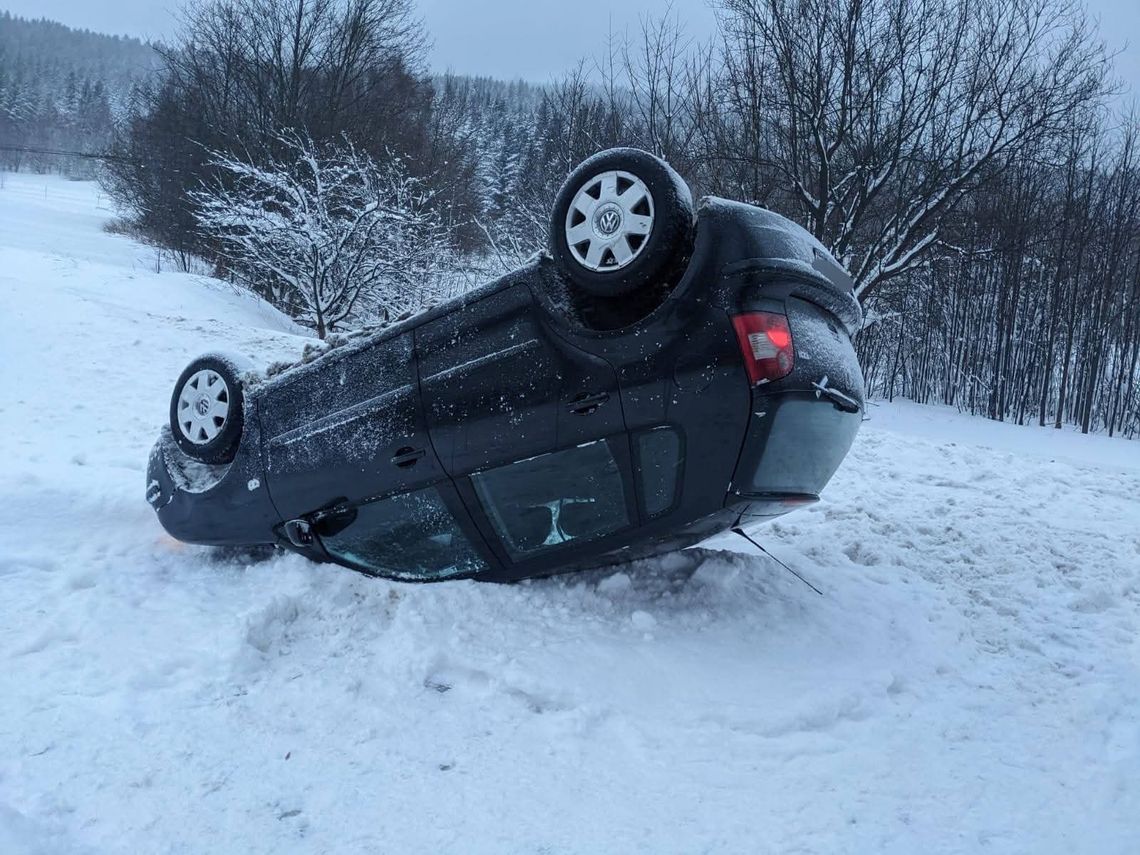 Gruszowiec, droga krajowa DK28, powiat limanowski, na sygnale, dachowanie samochodu, zdarzenie drogowe