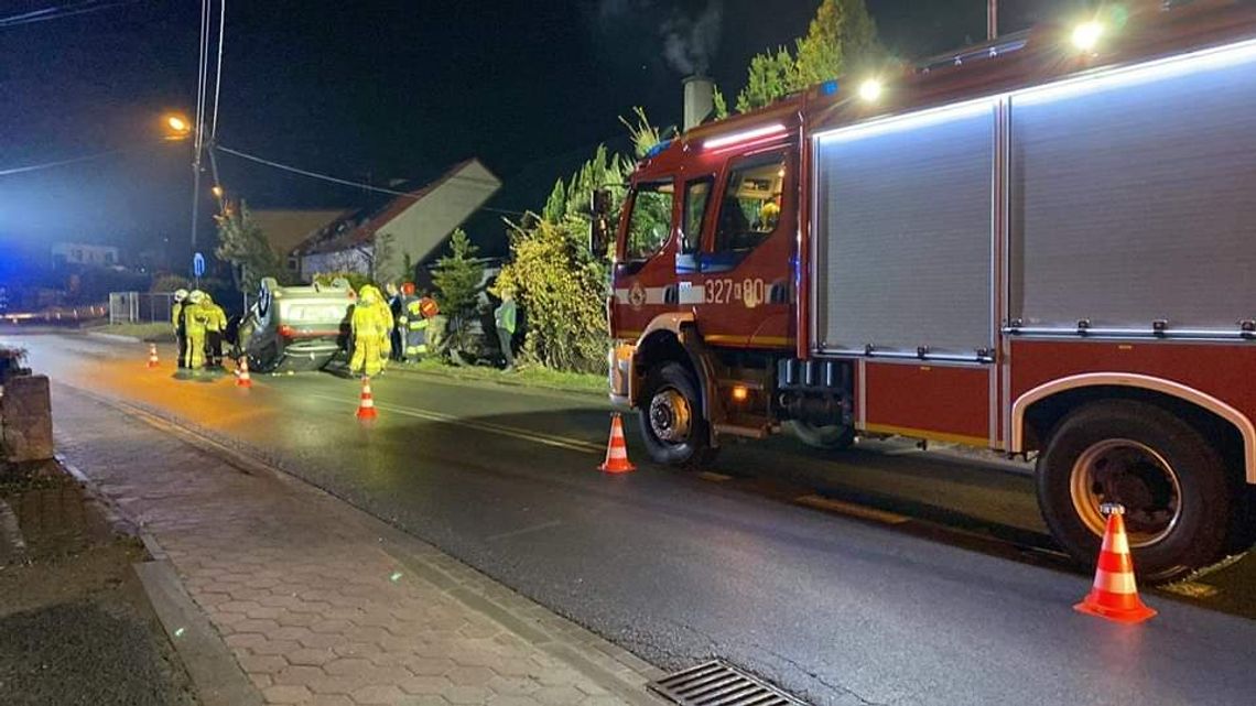 Dachowanie samochodu w Aleksandrowicach. Są osoby poszkodowane