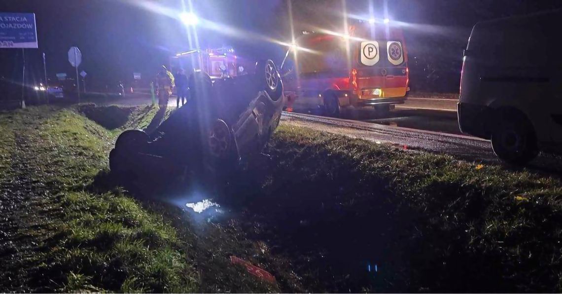 Na zdjęciu samochód w rowie na drodze krajowej DK94. Kierowca był pijany