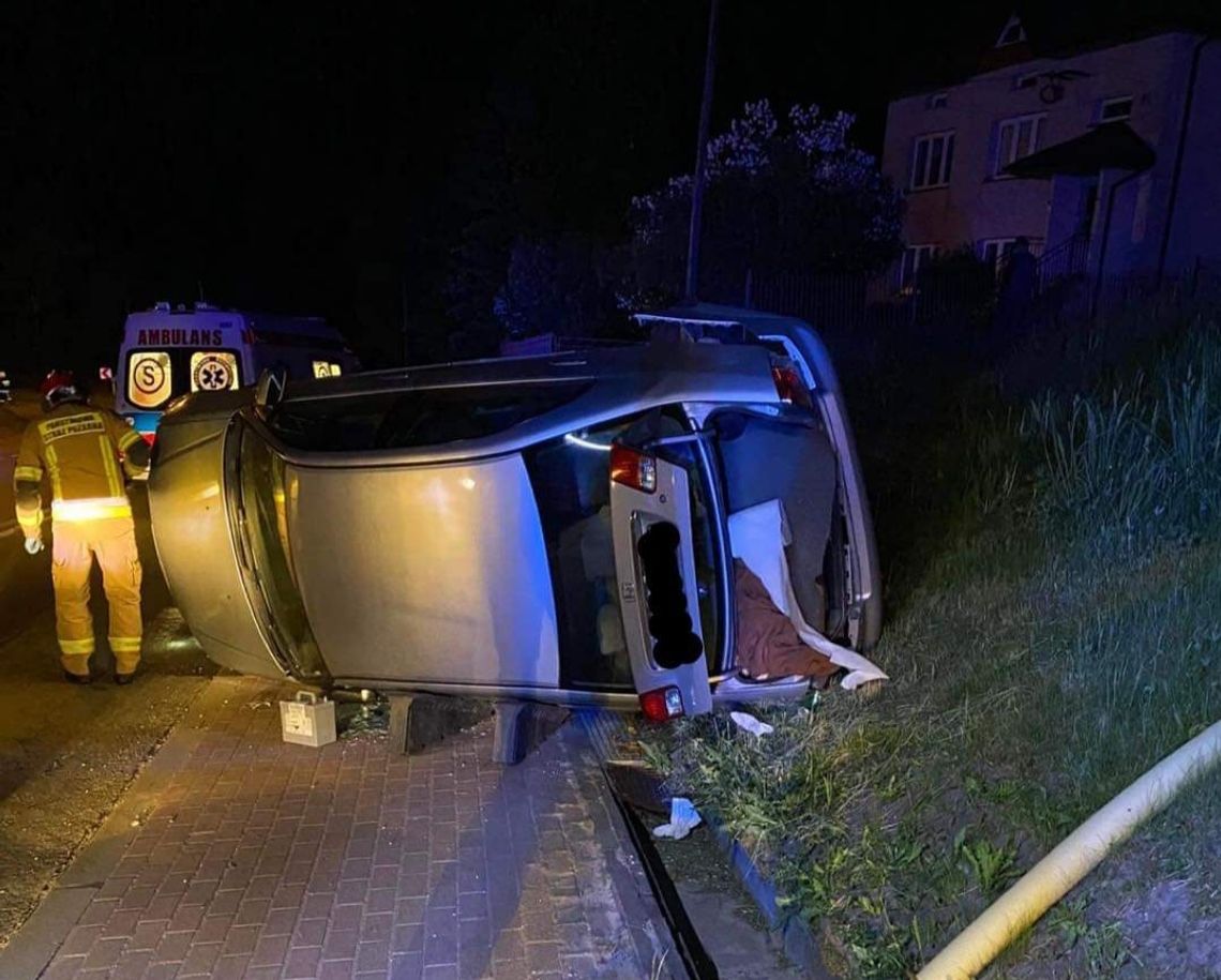 Na zdjęciu samochód, który dachował w powiecie olkuskim