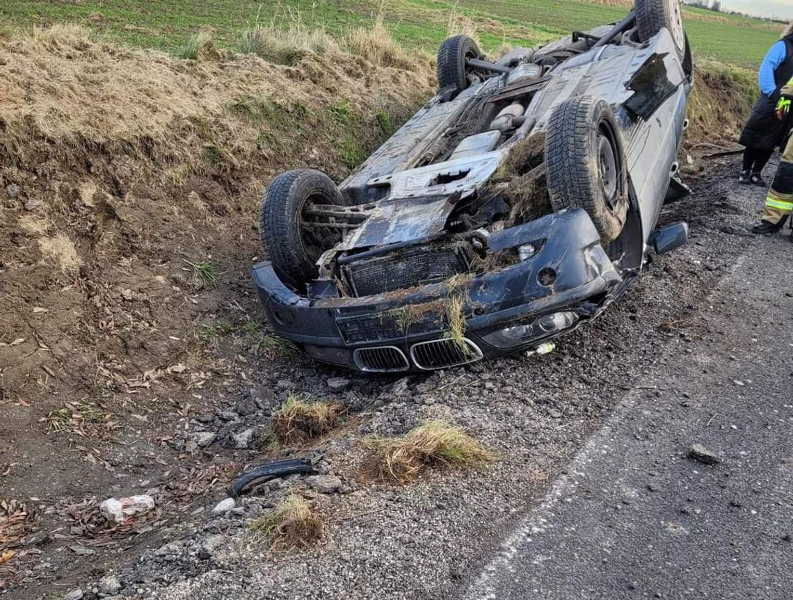 Na zdjęciu samochód osobowy, który dachował w Iwanowicach Dworskich