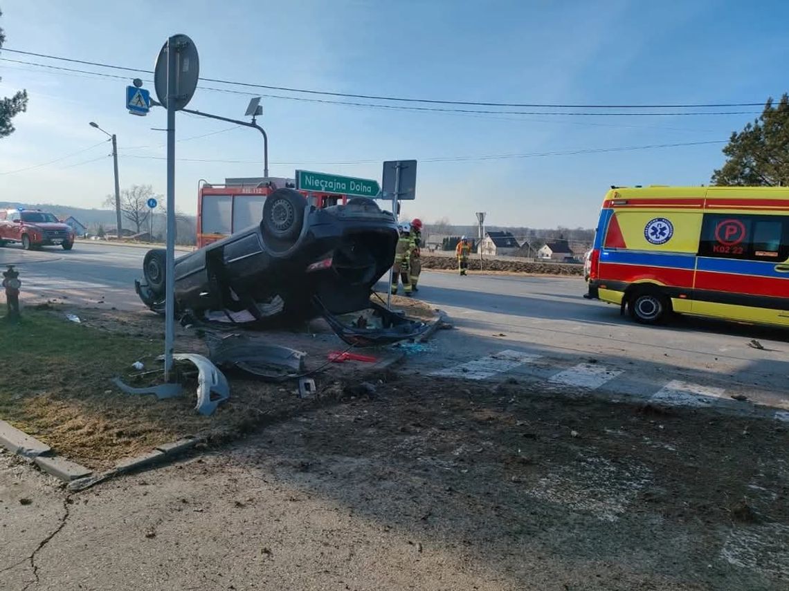 Dachowanie w miejscowości Nieczajna Górna. Kobieta w szpitalu po groźnym wypadku