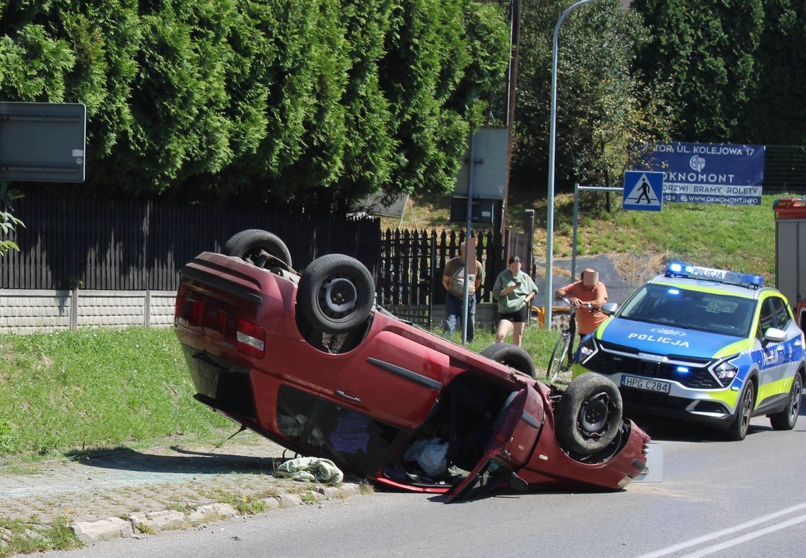 Na zdjęciu samochód osobowy, który dachował w miejscowości Przeciszów