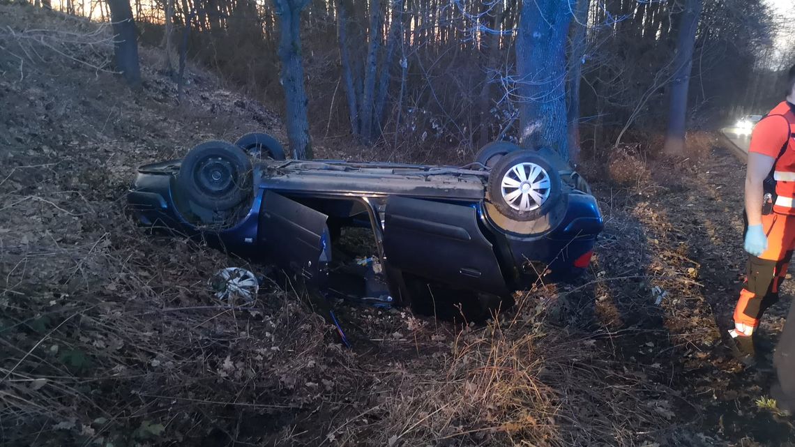 Szczepanów, powiat brzeski, Brzesko, straż pożarna, akcja ratunkowa, dachowanie samochodu, wypadek drogowy w Szczepanowie