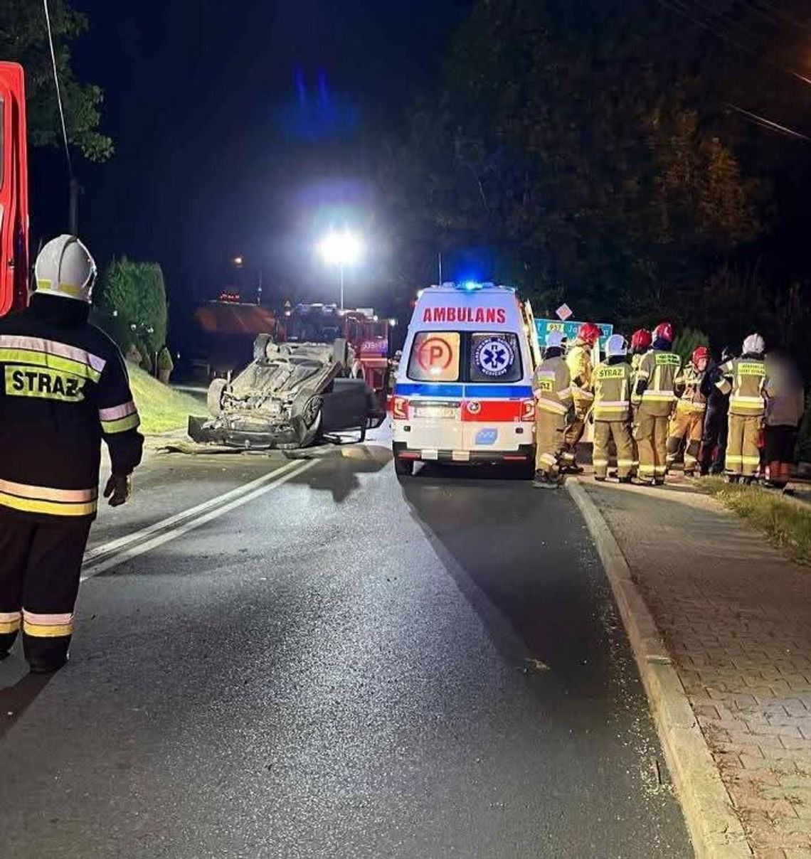 wypadek w Zawoi, Zawoja, wypadek drogowy, na sygnale, akcja ratunkowa, akcja ratownicza, dachowanie samochodu