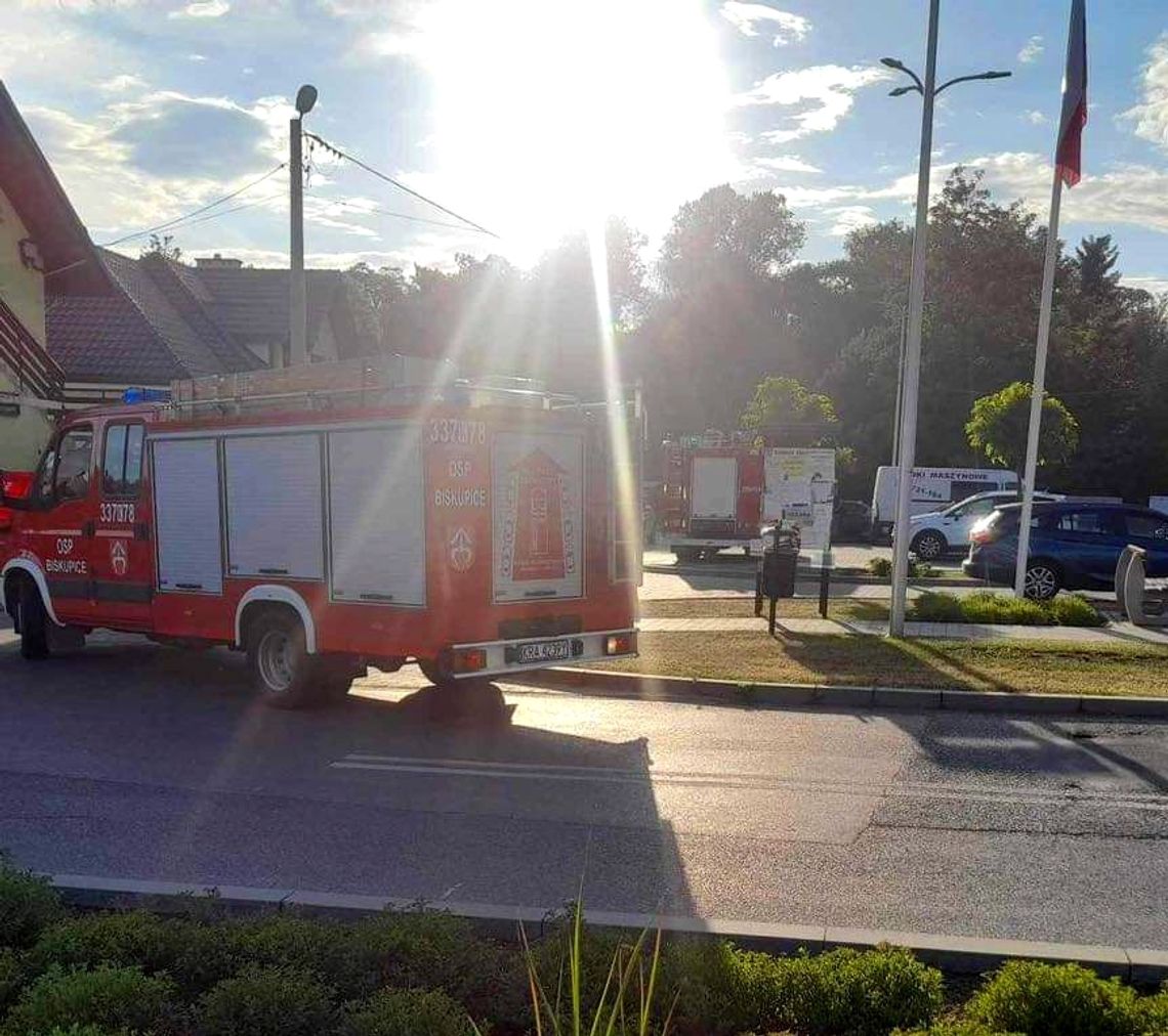 Na zdjęciu służby ratunkowe podczas akcji na Rynku w Sieciechowicach