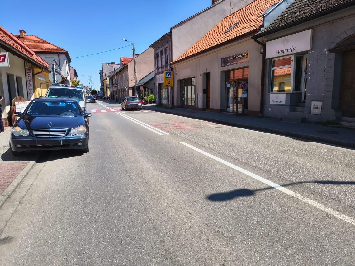 Dramat na pasach w Kętach! 11-latek potrącony przez 79-letniego kierowcę Do niebezpiecznego wypadku doszło w czwartek, 25 czerwca, na jednym z oznakowanych przejść dla pieszych w Kętach. Samochód osobowy potrącił 11-letniego chłopca, który trafił do szpitala