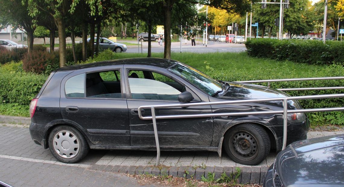 Samochód wjechał na podjazd dla osób z niepełnosprawnością ruchową.