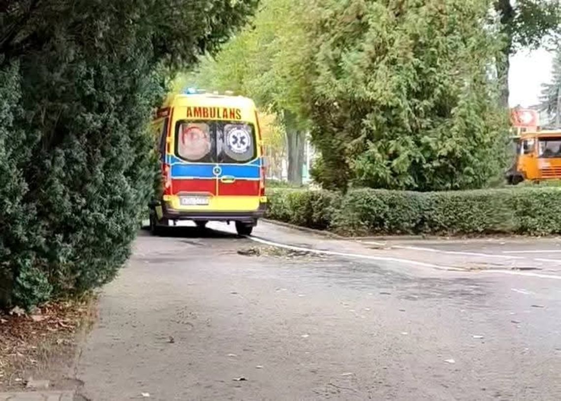 Sucha Beskidzka, upadek z drugiego piętra, wypadek w Suchej Beskidzkiej, pogotowie ratunkowe, akcja ratunkowa, śledztwo policji, policjanci, akcja ratownicza
