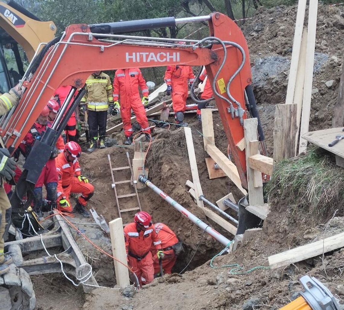 Dramatyczna akcja ratunkowa w Szlachtowej. Mężczyzna utknął w wykopie [FOTO]