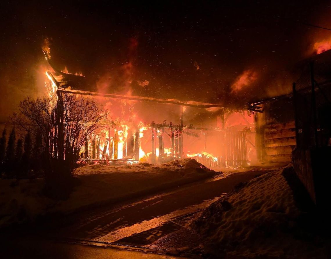 Waksmund, pożar, pożar budynku gospodarczego, pożar zabudowań gospodarczych, powiat nowotarski, gmina nowy targ, dwoje dzieci rannych, ranny strażak