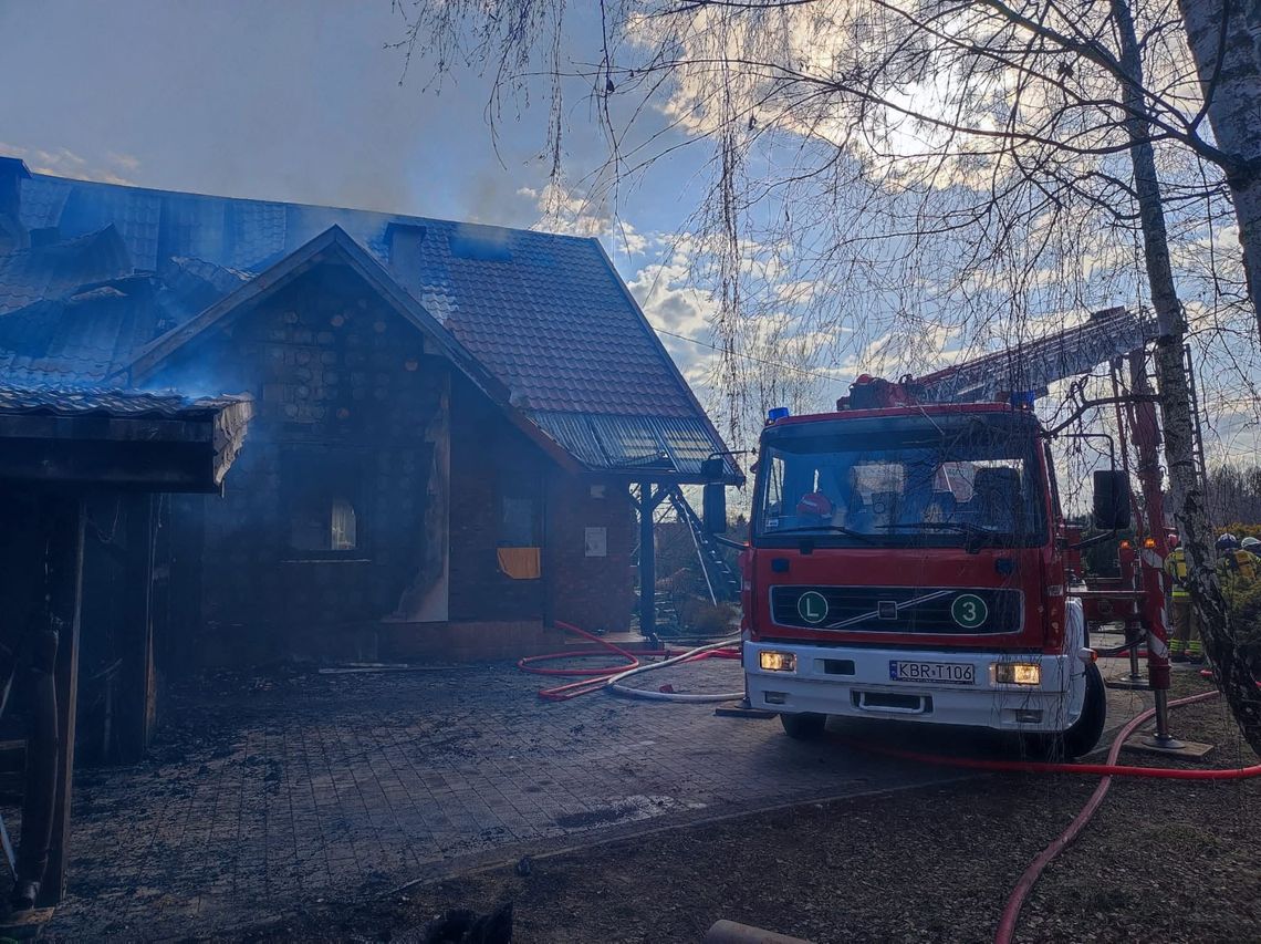 Mokrzyska, powiat brzeski, pożar wiaty, pożar w powiecie brzeskim, pożar dachu budynku mieszkalnego, akcja straży pożarnej, na sygnale