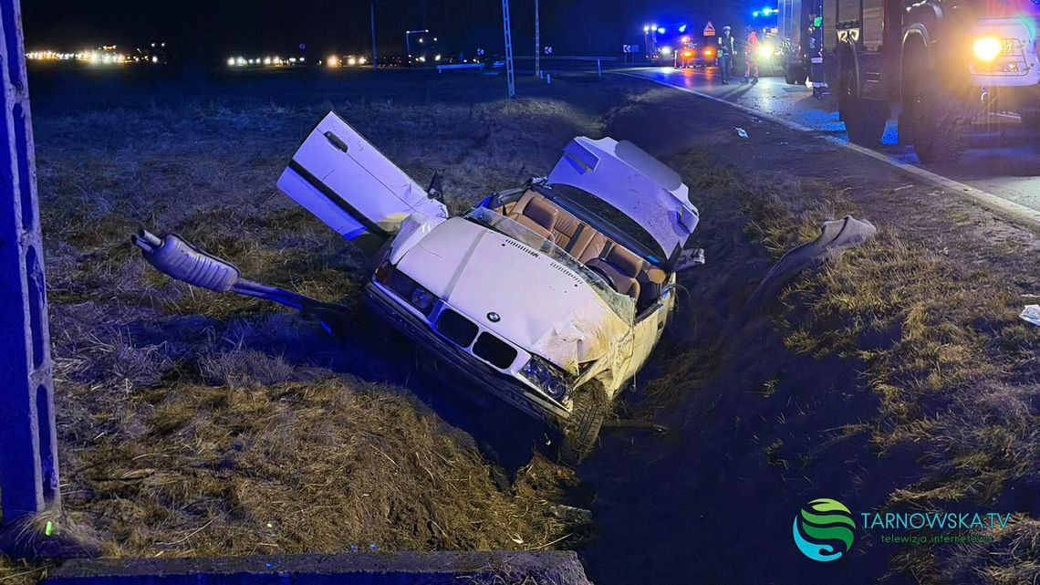 Olszyny, powiat tarnowski, na sygnale, wypadek drogowy, wypadek samochodowy Szczecinek BMW, kierowca BMW stracił panowanie