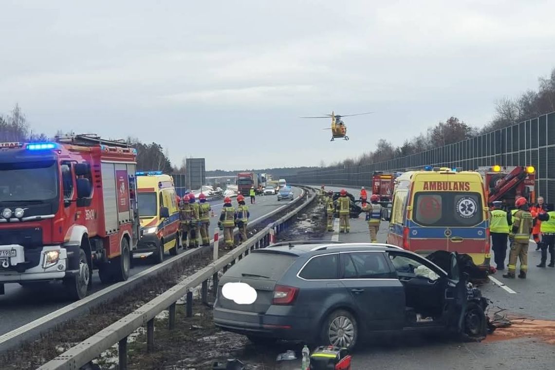Autostrada A4, Tarnów, wypadek drogowy, akcja ratunkowa, śmigłowiec LPR, Lotnicze Pogotowie Ratunkowe