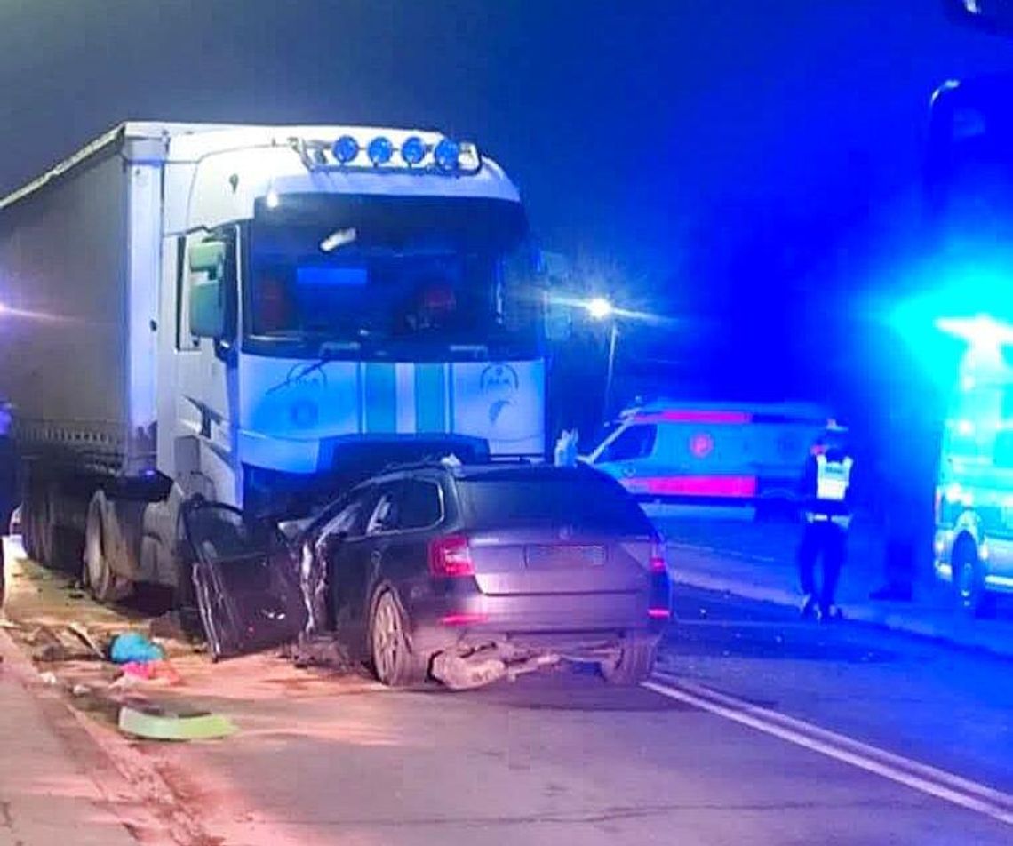 Dramatyczny wypadek na ulicy Nawojowskiej w Nowym Sączu. Jeden z kierowców był reanimowany Nowy Sącz, reanimacja, wypadek drogowy, na sygnale, akcja ratunkowa, reanimacja po wypadku w Nowym Sączu