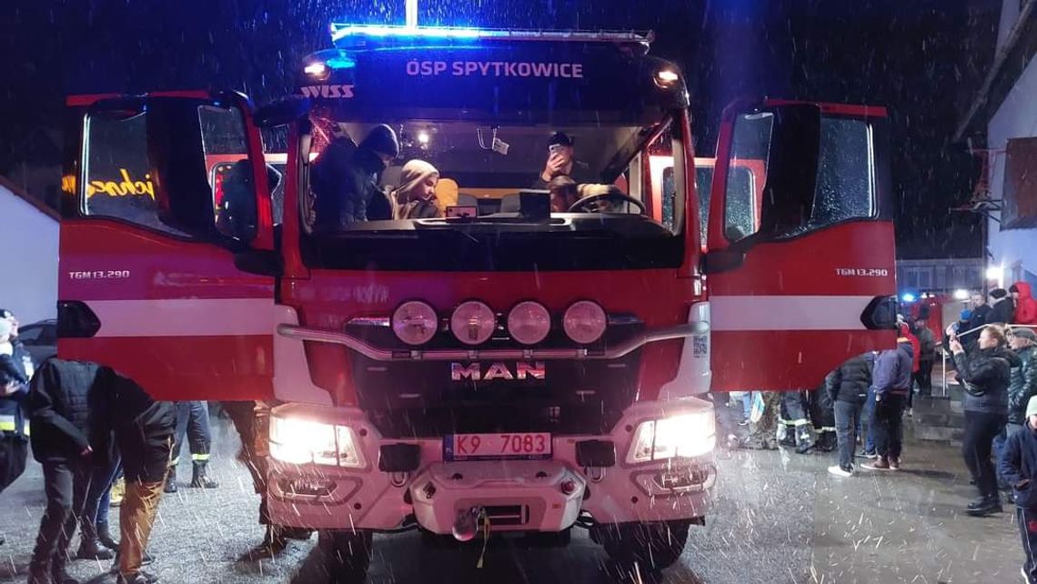 Na zdjęciu nowy wóz strażacki druhów z OSP Spytkowice