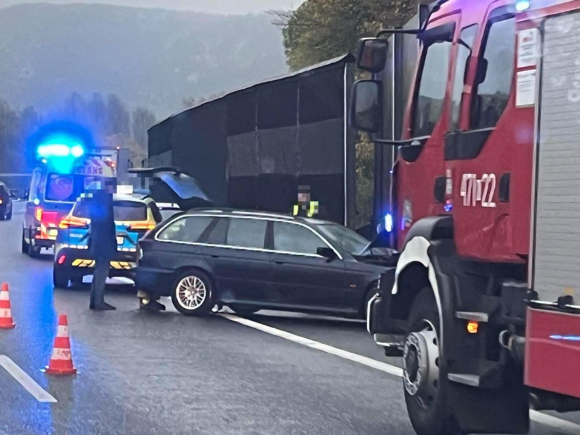 Duże utrudnienia na zakopiance w Stróży. BMW uderzyło w barierki Duże utrudnienia na zakopiance w Stróży. BMW uderzyło w barierki