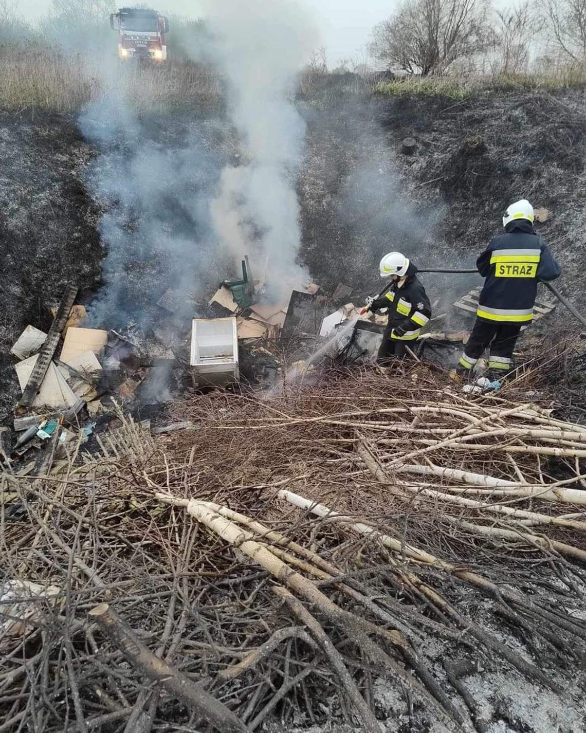 Na zdjęciu strażacy walczący z pożarem na wałach Wisły w Czernichowie