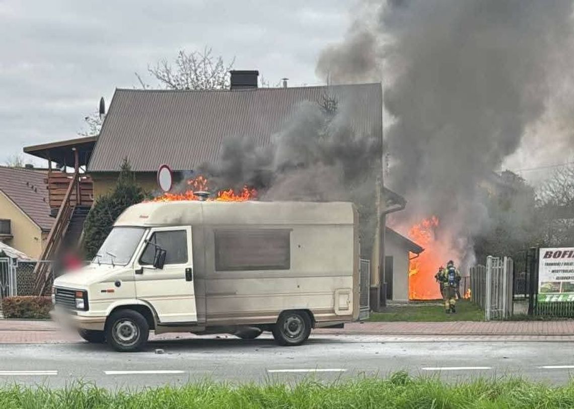 Oświęcim, ulica Kilińskiego, pożar garażu, pożar campera, akcja gaśnicza, straż pożarna, strażacy, powiat oświęcimski