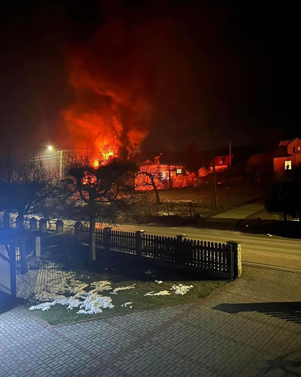 Duży pożar warsztatu samochodowego w powiecie suskim (ZDJĘCIA)