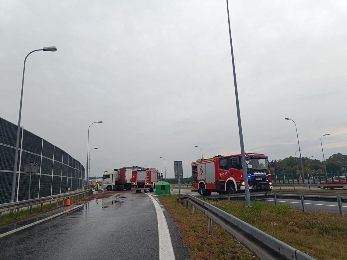 wypadek A4, wypadek autostrada A4, wypadek 22 sierpnia, dachowanie A4, kolizja A4, rozbita ciężarówka A4, wypadek Bochnia, wypadek Brzesko, wypadek Wierzchosławice, utrudnienia A4, ruch A4, aktualności drogowe A4, A4 Kraków, wypadek Jodłówka, wypadek Tarnów