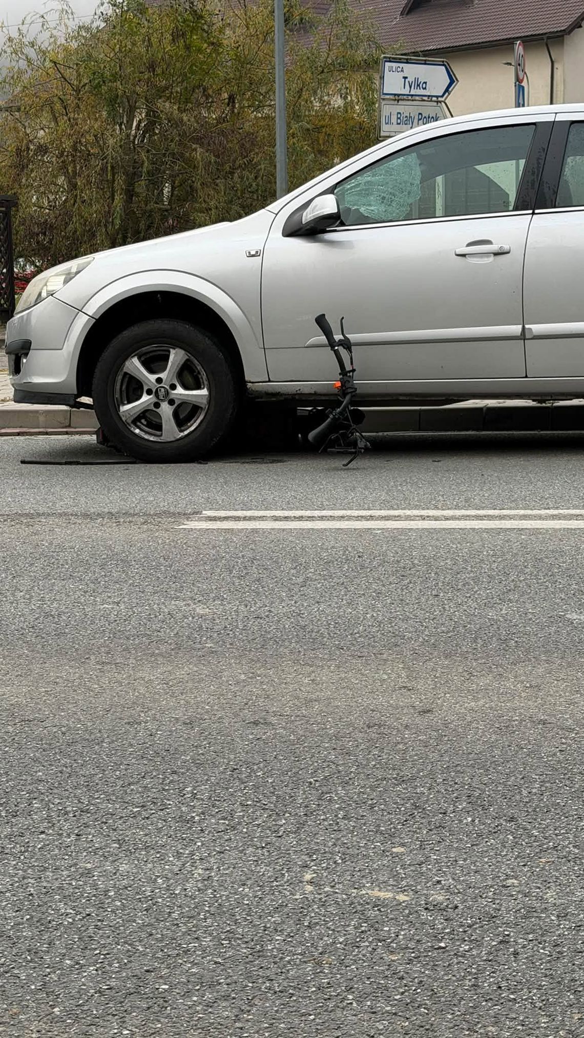 Dziecko na hulajnodze pod kołami samochodu. Poważny wypadek w Krościenku nad Dunajcem Dziecko na hulajnodze pod kołami samochodu. Poważny wypadek w Krościenku nad Dunajcem