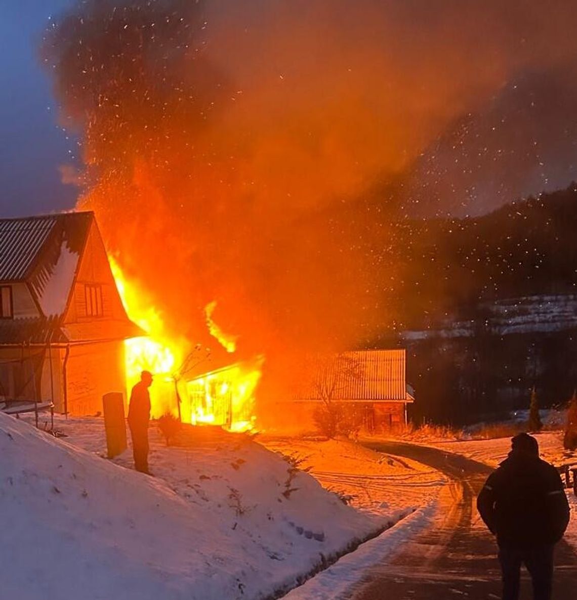 Dzielnicowy bohaterem! Uratował kobietę z pożaru w Kasinie Wielkiej [FOTO, FILM]