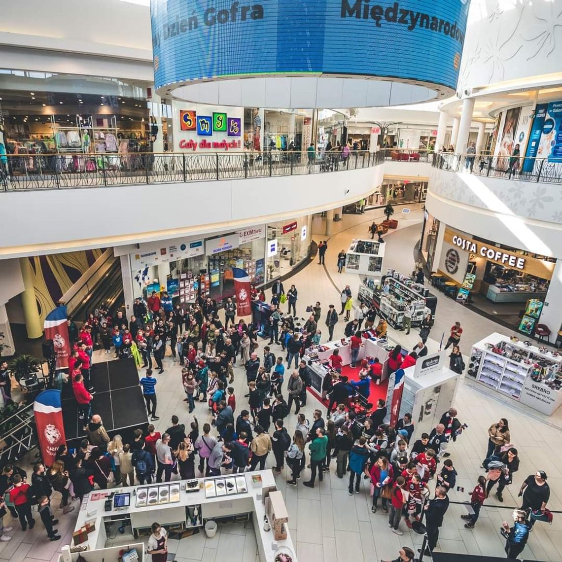 Fani Wisły Kraków na spotkaniu z zawodnikami w Galerii Bronowice