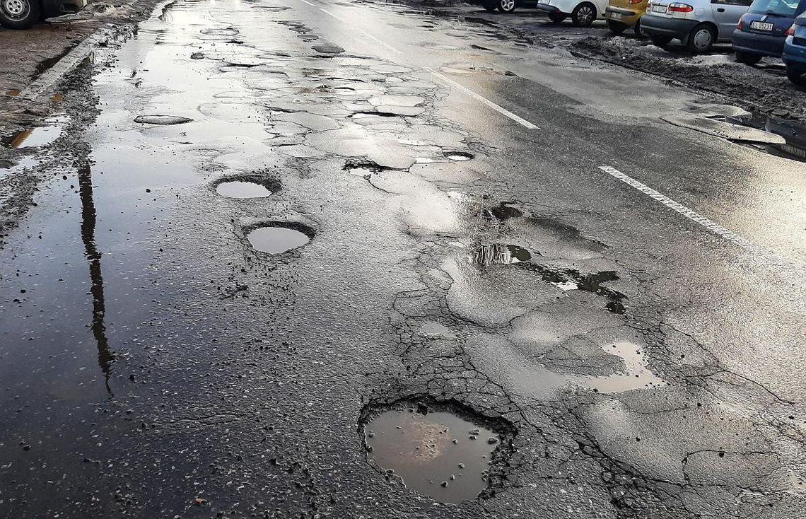 Dziury w drogach po zimie w Tarnowie – zniszczona nawierzchnia powoduje awarie samochodów