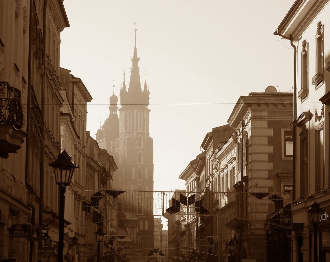 Na zdjęciu Kościół Mariacki i kamienice przy smogu