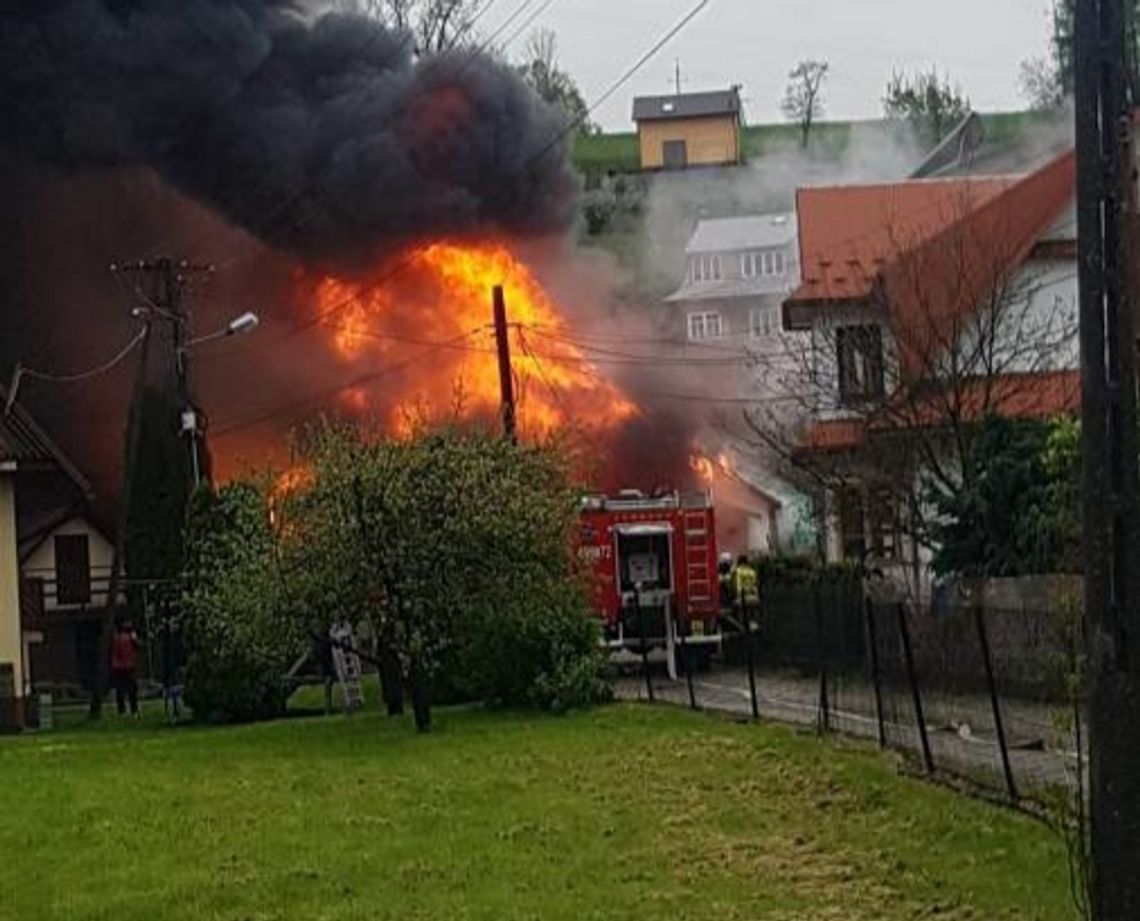 Film z potężnego pożaru domu i zabudowań gospodarczych w Rabie Wyżnej