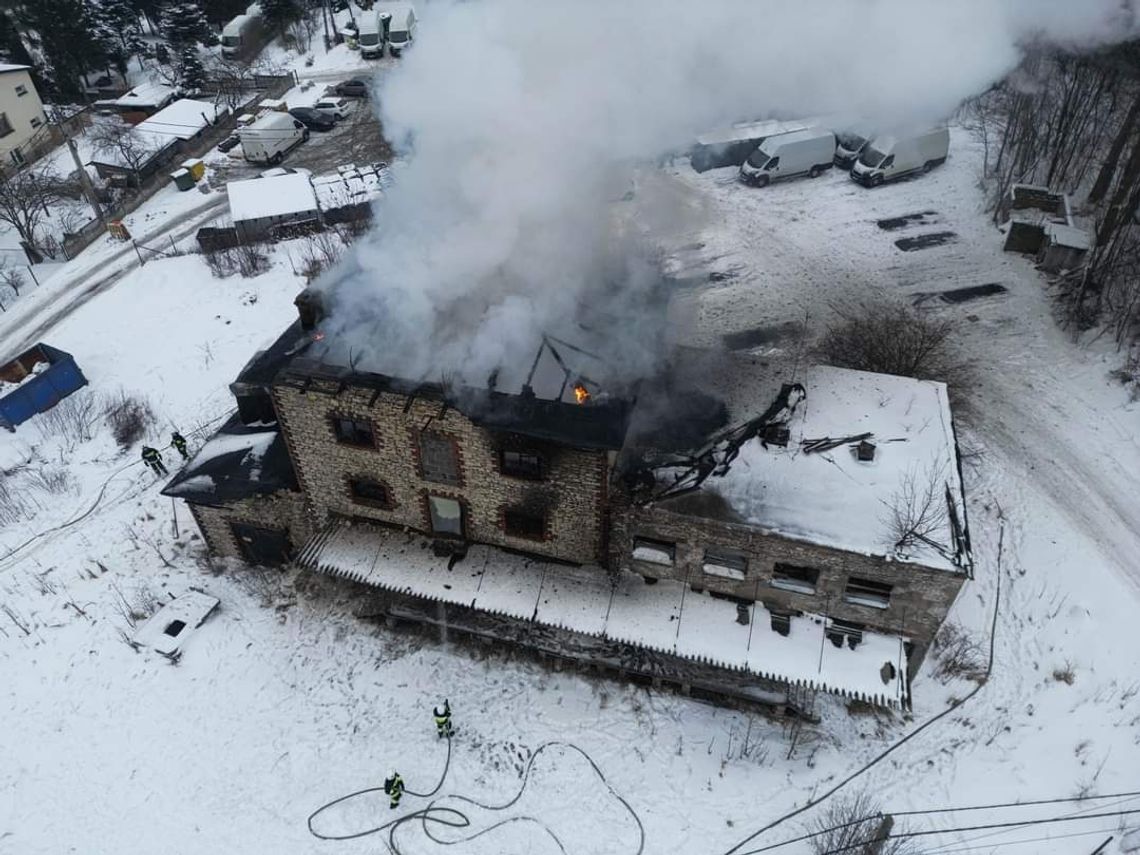 Fotorelacja z akcji gaśniczej starego młyna w Sienicznie (ZDJĘCIA)