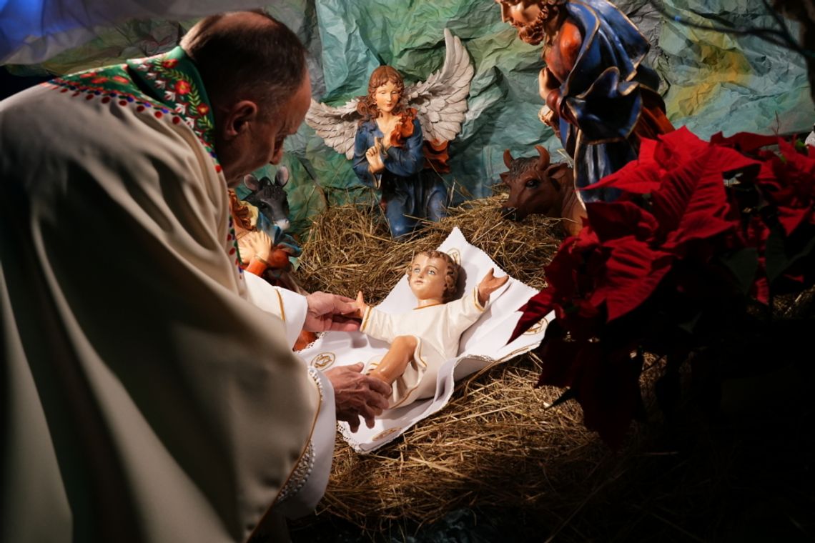 Na zdjęciu proboszcz Piotr Iwanek z figurką Dzieciątka Jezus