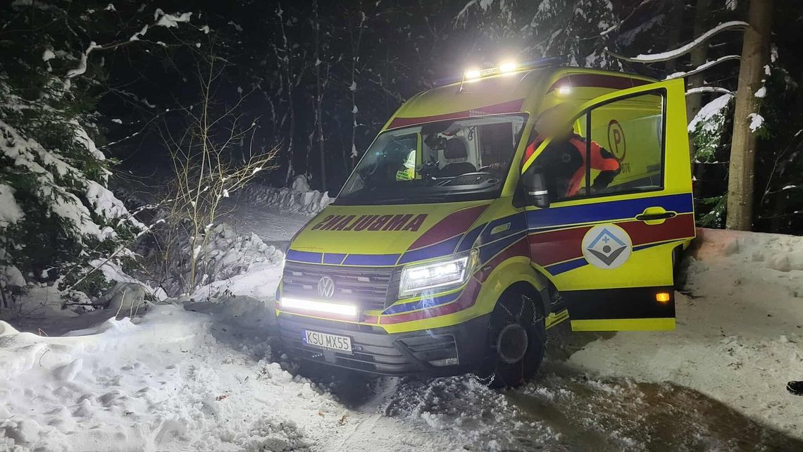Sidzina, powiat suski, karetka pogotowia ugrzęzła w śniegu, strażacy z OSP Sidzina, straż pożarna, akcja ratownicza