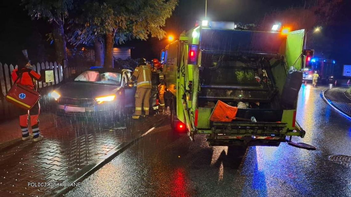 Groźna kolizja w Kościelisku. Śmieciarka wjechała w osobówkę