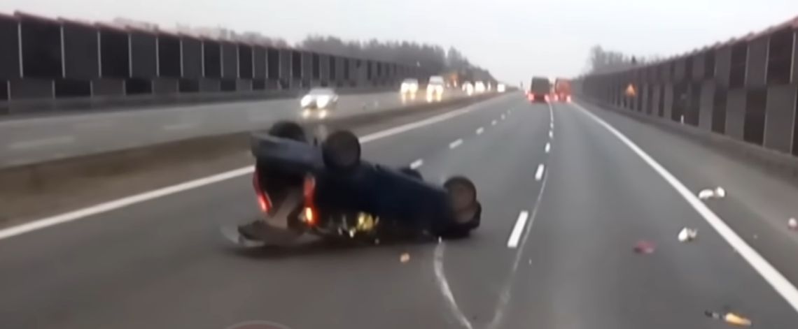 Zobacz film z groźnego dachowania na autostradzie A4 (FILM)