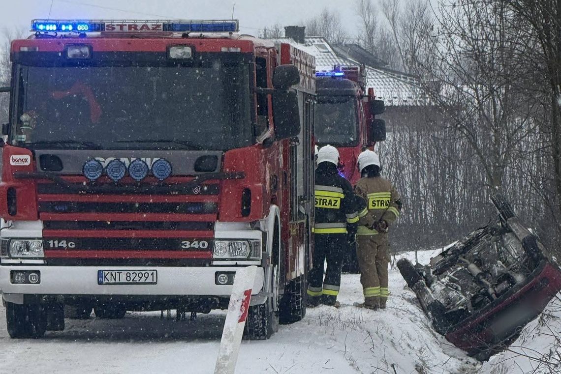 Trute, powiat nowotarski, Gmina Nowy Targ, dachowanie samochodu w miejscowości Trute, na sygnale, wypadek drogowy, dachowanie osobówki