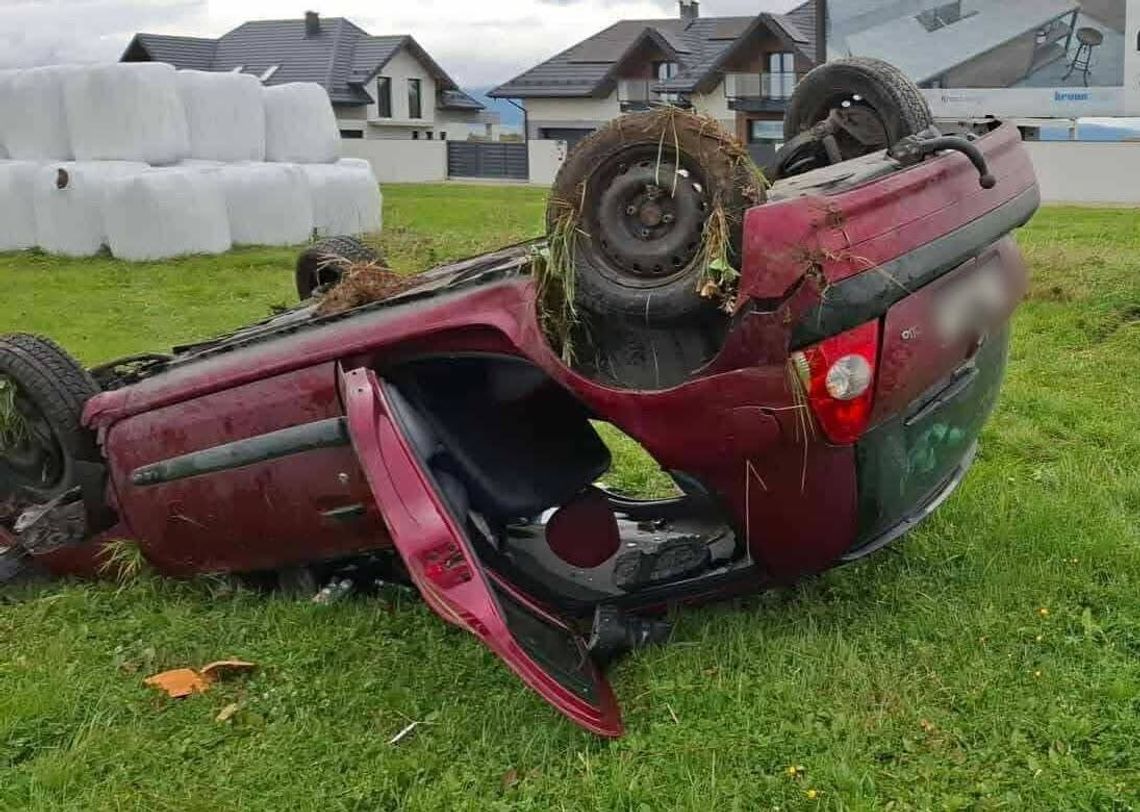 Rogoźnik, powiat nowotarski, policja, dachowanie samochodu osobowego, wypadek drogowy, wypadek drogowy w Rogoźniku, akcja ratunkowa, akcja ratownicza, na sygnale