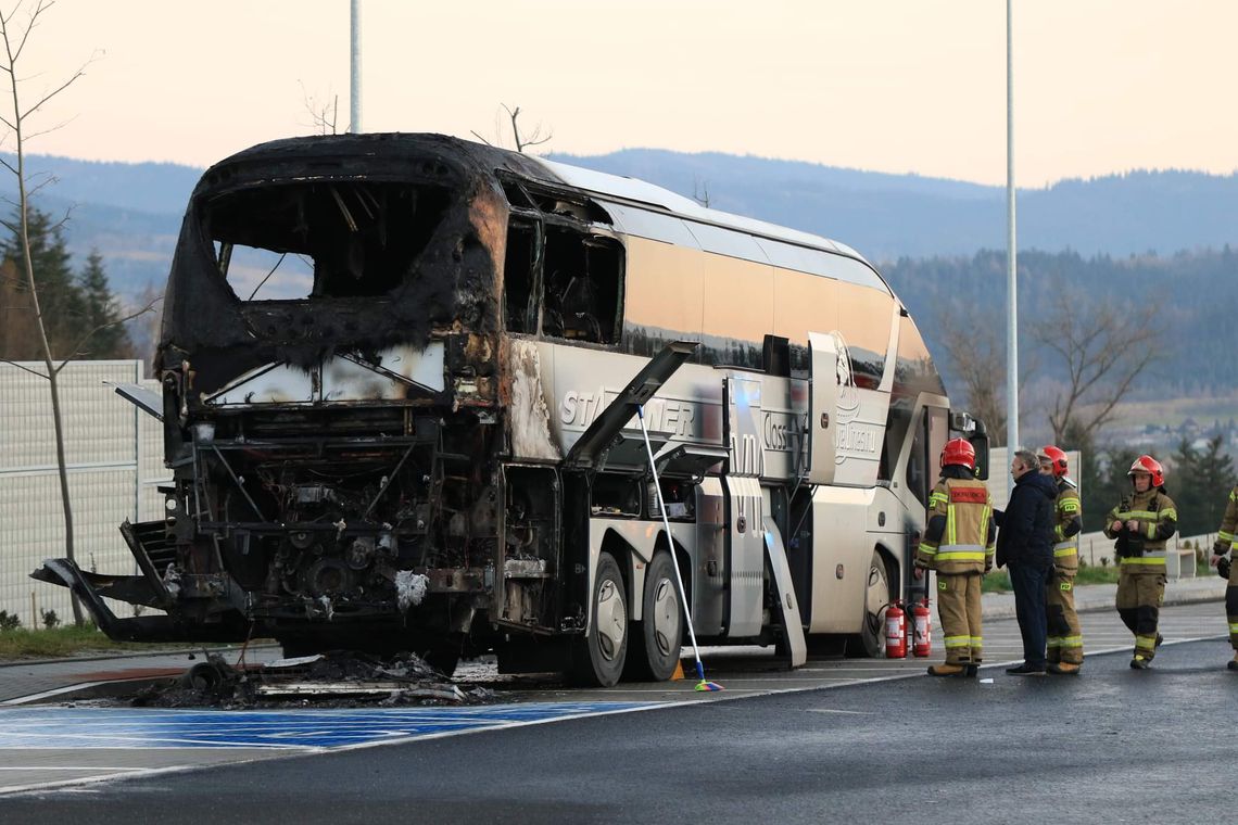 Groźne zdarzenie na zakopiance. Autokar z turystami w płomieniach