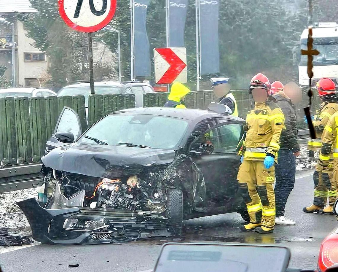 Jawornik, Zakopianka, powiat myślenicki, Myślenice, akcja ratunkowa, wypadek drogowy, wypadek samochodowy, samochód uderzył w bariery energochłonne